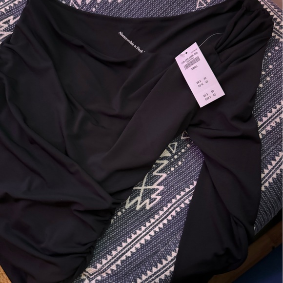 NWT ABERCROMBIE Black Crepe One Shoulder One Sleeve Bodysuit size Small - Picture 11 of 14